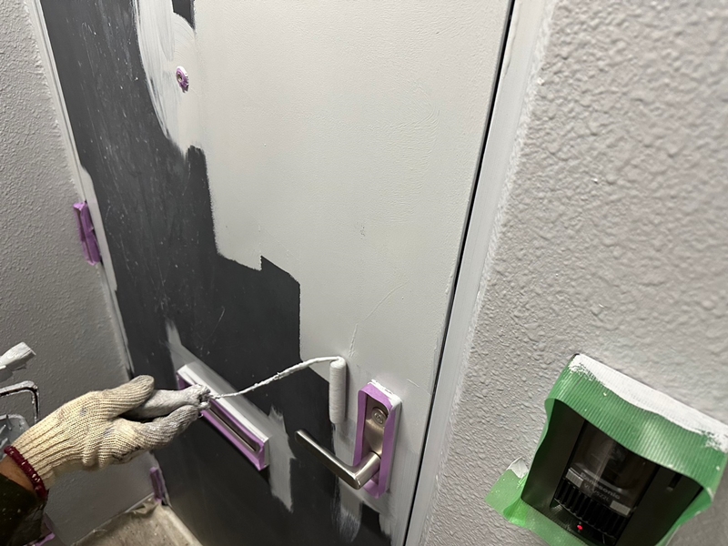 東京都豊島区マンション階段廊下防水工事　玄関ドア塗装工事
